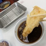 天麩羅処 ひらお - 鶏天を天汁につけて