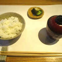 懐韻 - よもぎご飯：ヨモギのお味が主張し過ぎず、お米が光っていて美味しい御飯です。赤だし：大根ともずくのお味噌汁。 香物：胡瓜、昆布、キャベツのお漬物。 