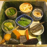 懐韻 - 八寸：①切り干し大根なます。②鳥と豚の蒸し焼き。上にのせた粒マスタードがよく合います。③稚鮎の甘露煮。季節感が感じられます。④白菜とツルムラサキおひたし。⑤ズッキーニの大葉ペースト和え。⑥ピーマンおひたし。シャキシャキ感が良いですネ！⑦薩摩芋のレモン煮。椎茸、高野豆腐、蒟蒻、南瓜、茄子、帆立、うずら卵の燻製の煮物。