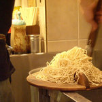 八昌 - 茹でる前のソバ
