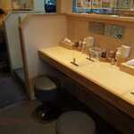 地鶏と蟹 中華そば 榊 - カウンター席