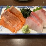 庄や - サーモン刺身380円＆ブリ刺身440円