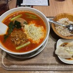 太陽のトマト麺withチーズ - 太陽のミートチーズラーメン＋味玉＋Bセット(水餃子、ちびリゾ)