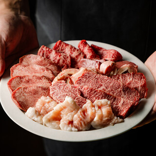 和牛燒肉與極品內臟。提供豐富的和牛腹肉與牛舌。