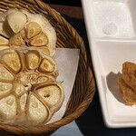 謳歌屋仁作 - にんにく丸ごと揚げ