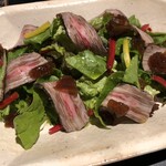 肉とワイン Jinen - 近江牛フランクのたたき　継ノ農園さんのサラダ　ポン酢ジュレ