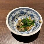 魚富 - 首先來一杯乾杯，搭配前菜享用。