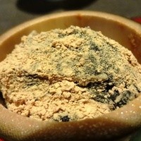 俵屋旅館 - 黒めでプリっと固めのわらび餅です