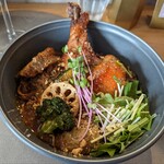 202カリー堂 - 骨つきチキンと７種の野菜カリー　トッピングの角煮入り