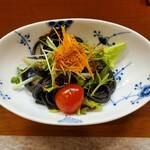 はつ花 - サラダ イカ墨パスタ入り