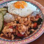 サンライズカフェ - 鶏肉のタイ風バジル炒めご飯スープ付（490円）