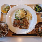 トーコーキッチン - 鶏のハニーマスタード焼き 副菜二品、豚汁、ご飯