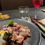 サンフォコン - アナグマのメイン　脂身がトロトロでお肉はちょうど良い歯応え！ソースオブラート、クマの油で作った。紫芋のマッシュポテト添え。