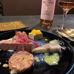 サンフォコン - 〈猪の色々〉
                                豚と猪フロマージュオデット。
                                レバーパテ　オレンジジャムのせ。
                                ポテサラ。
                                孔雀のパテ　赤キャベツのせ。