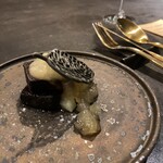 サンフォコン - ブータンノワール　洋梨のコンポートが爽やかな良いアクセント　葉っぱのクッキーがザクザクで美味しい！