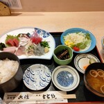 魚河岸 大作  - 上刺身定食 全て味は濃いめ、お味噌汁も美味しい