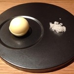 Point - パンは燻製バターと岩塩で頂きます。