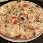 ピッツェリア ロマーナ ジャニコロ - シラスのピザ。おつまみにぴったり！