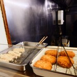 加賀 - 揚鍋の上には"ちくわ天"と"牛肉コロッケ"。