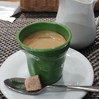 ビフトロ バイ ラ コクシネル - ミルクピッチャーとほぼ同じ大きさの小さなコーヒー(^^;