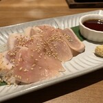 網焼き囲炉裏と土鍋 小江戸の個室居酒屋 囲炉鶏 川越駅前店 - 鶏むねタタキ