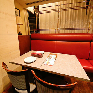 ガラス張りの店内は昼間は日差しが差し込み、夜はゆったりとした雰囲気でお食事を。
