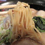 西新 海豚や - 麺は＋30円でちぢれ麺に変更。
      濃厚豚骨にこのもっちりちぢれ麺が合います。
      
