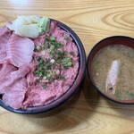 大和水産 - 全貌。なんか写真が白っぽい