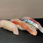立喰い寿司 ひなと丸 - カンパチ、キンメダイ、生サバ