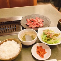 徳壽  - 和牛切り落としランチ・肉大盛、2,300円。