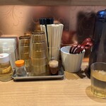 麺 ヒキュウ 六甲道店 - 箸は2種類に紙ナフキンもある