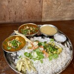 スパイス・ツリー - 本日の2種盛りプレート　鰤の塩麹　マトンと青唐辛子