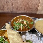 スパイス・ツリー - マトンと青唐辛子　ココナッツで若干マイルドさは加わるが、スパイスツリーの中で一二を争う辛みの強さあり