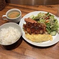 グリル プランチャ - 阿波美鶏のポークチャップオムレツ付き(ライスみそ汁付き) 1280円　トッピング ウインナー2本 150円
