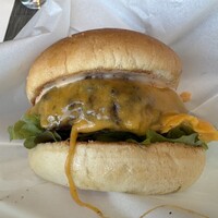 MAISON MARUNOUCHI - マルノウチ 和牛チーズバーガー ※紙に包んで、手でどうぞ！