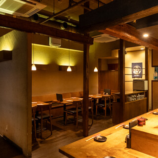 趣のある外観。木の質感が心地よい大人の隠れ家的な空間