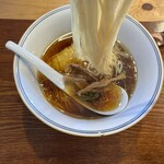 Ramen FeeL - 自家製麺がツルシコ。少し柔らかめ。
