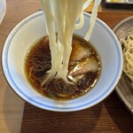 Ramen FeeL - 麺は北海道の美瑛産はるゆたか。よく締められて旨い。