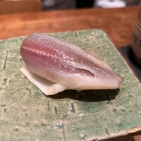 初音鮨 - 小肌(天草)  背表ではなく身表での握り