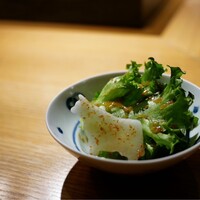 焼肉 赤坂 えいとまん - 可愛い牛型大根が添えてあるサラダ