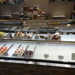 パティシエゲンタロウ - 料理写真:ショーケース ショートケーキ・ロールケーキ・シュークリーム・エクレア