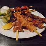 BARU 竹末 - やきとんは6本で950円。
      写真は正面から反時計回りにタン、オッパイ、サガリ、ハツ、シロ（大腸）、キモ。（サガリ以外は全て豚肉。たぶん。）どれも具材が大きめで、どれも美味。自家製ピクルスがまた美味。