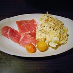 BARU 竹末 - お通しは、いつもの生ハム（パルマプロシュート）にポテトサラダ、小梅のピクルス。ポテサラは自家製のハムが入って味わい深い。小梅のピクルスは、ほんのりと甘酸っぱく、スモモのよう。どれもお酒に合います。