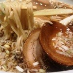 ラーメン 申家 - 麺は見た目以上に腰が強い　スープは勿論清澄