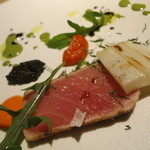 エクアトゥール - 26年5月　炙りトロのマジョラムと白ごまのマリネ、スミイカのコンフィとトマトフォンデュ、セルバチコとディル　アップ