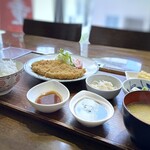 今泉キッチン - とんかつ定食（トンカツ1枚:930円）を。5～6分で提供されます。