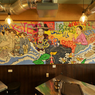 ウォールアートが特徴的な空間。2０名様までの個室もあり◎