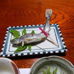 Daikokuya Ryokan - 夕食のあゆの塩焼き