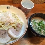 麺や拓 - 濃厚つけ麺の中  大盛りも小もお値段同じです。