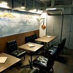 カプセルモンスター - カフェ内観